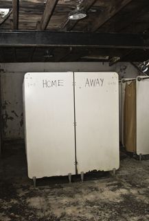 白色木质浴室，无人，通讯，建筑，旧，室内，文字，废弃