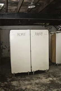 白色木质浴室，无人，通讯，建筑，旧，室内，文字，废弃