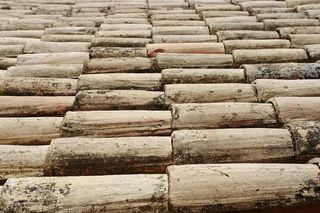 米色屋顶，米色屋顶，黑色，棕色，灰色，瓦片屋顶