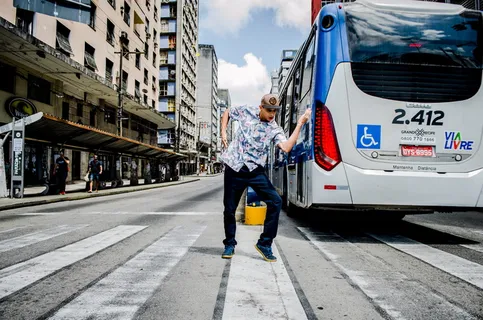 一名男子在公交车附近的人行横道上跳舞 一名男子在公交车附近的人行横道上跳舞
