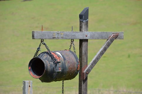 班加罗，拜伦湾腹地，新南威尔士州北部，邮箱，金属，聚焦前景，白天，生锈