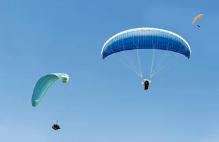 乘坐滑翔伞的人
