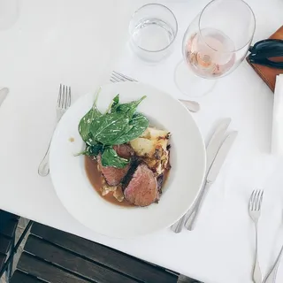 中号牛排配菠菜和土豆