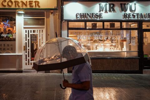 男子使用透明塑料伞