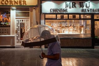 男子使用透明塑料伞