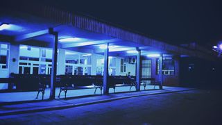 长椅，家具，门廊，露台，凉棚，夜晚，人，人