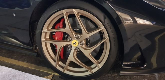 法拉利，车轮，轮胎，制动卡钳，运输，运输方式，陆地车辆，汽车