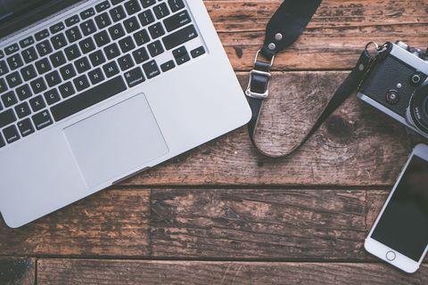 将Macbook和Iphone的照片平放在桌子上