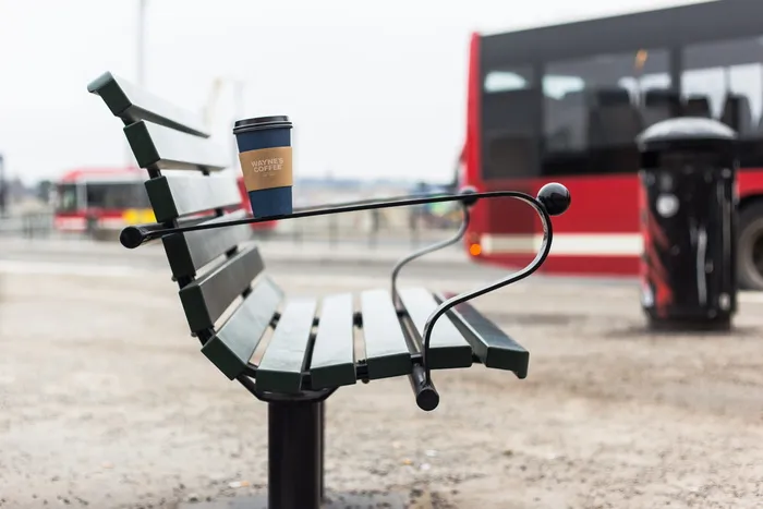 黑色木长凳，瑞典，斯德哥尔摩，杯子，咖啡，长凳，城市，道路