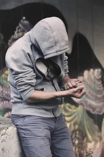 个人,持有,注射,穿着,灰色,拉链连帽衫,白天,成瘾者 个人,持有,注射,穿着,灰色,拉链连帽衫,白天,成瘾者