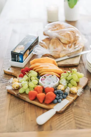 棕色木板上的什锦水果