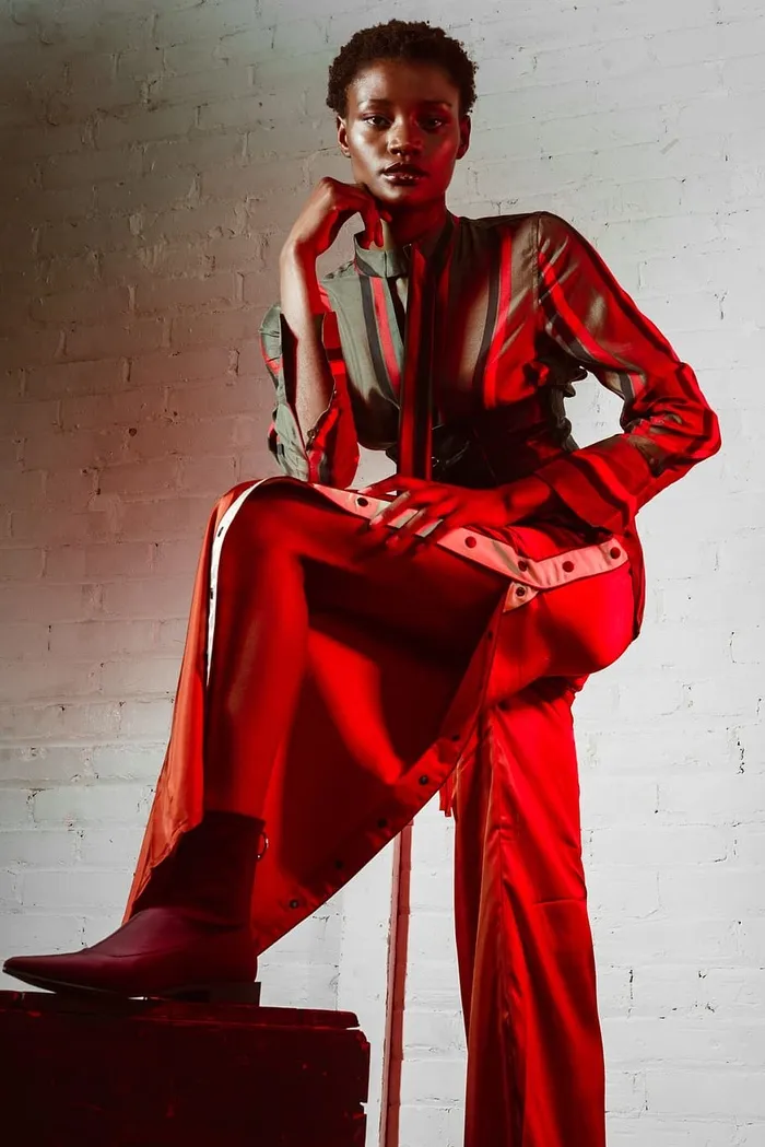 模特摆出膝盖朝上的姿势