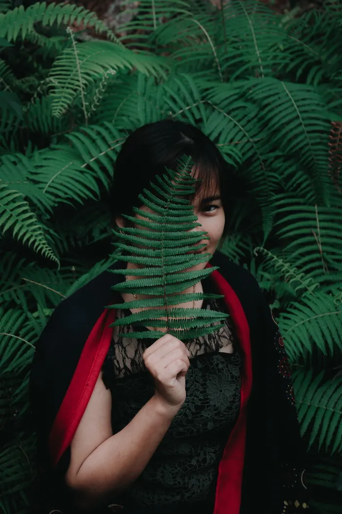 站在绿色植物前的女人 站在绿色植物前的女人