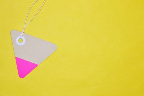 灰色和粉色标签