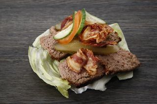 食物，黄油面包，冷切，肝片，培根，油炸，油炸培根，沙拉