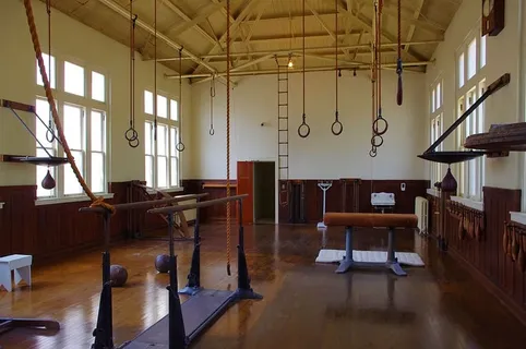 温泉、福特、浴室、健身房、体操、鞍马、双杠、酒吧的旧健身房