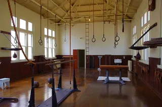 温泉、福特、浴室、健身房、体操、鞍马、双杠、酒吧的旧健身房