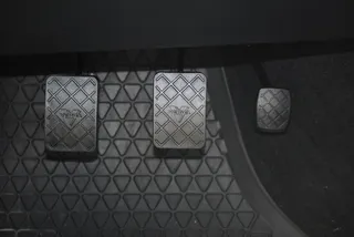 三，黑色，车辆踏板，油门踏板，离合器踏板，离合器，制动踏板，制动器