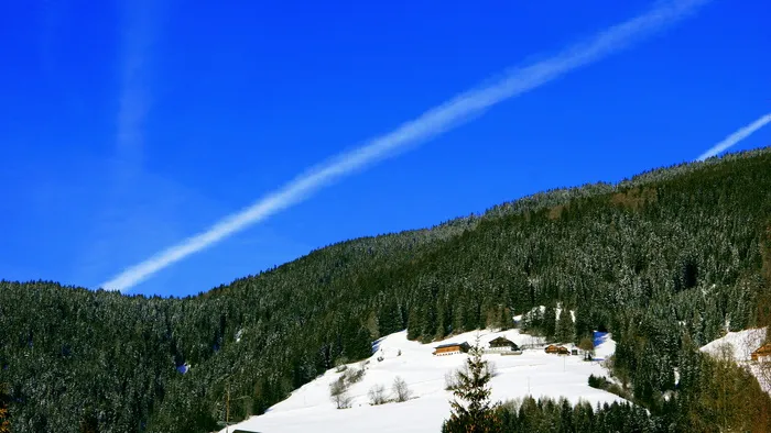 碧蓝的天空上有两道白云横亘在白雪皑皑的青山之上