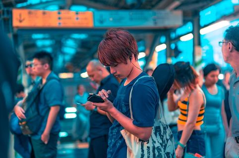 日本，涩谷，原宿站，盖伊，手机，智能手机，电脑朋克，音乐