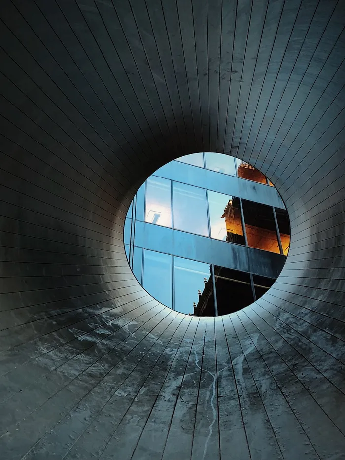 灰色混凝土孔的圆柱形照片