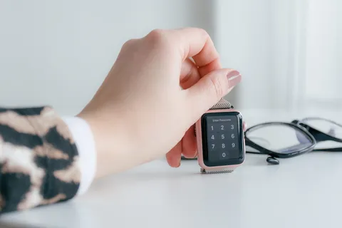 白色表面玫瑰金智能手表 白色表面玫瑰金智能手表