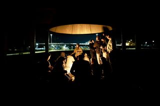 篝火，朋友，秋天，火，一群人，夜晚，真人，男人