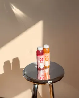 凳子上有两瓶冰沙 凳子上有两瓶冰沙