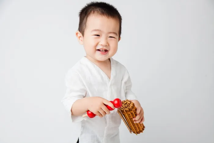 笑脸小子，小子，笑脸小子，笑脸小子，小子，白衣小子，一个人，可爱