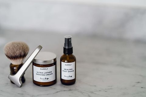 在刷子和剃须刀附近提供超泡沫剃须膏