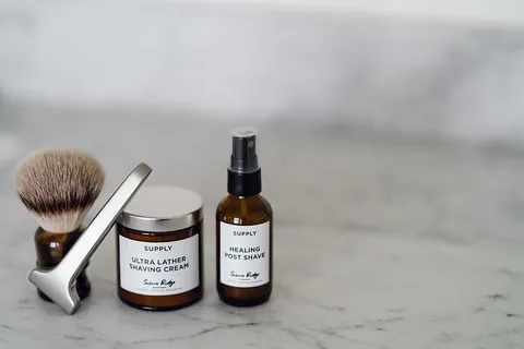 在刷子和剃须刀附近提供超泡沫剃须膏