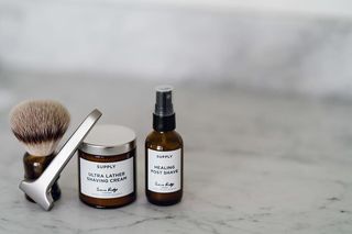 在刷子和剃须刀附近提供超泡沫剃须膏