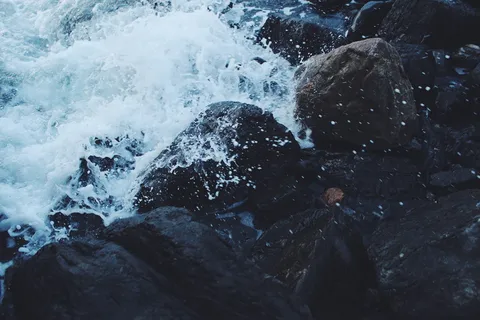 悬崖上的海堤 悬崖上的海堤