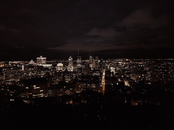 夜间城市天际线鸟瞰图