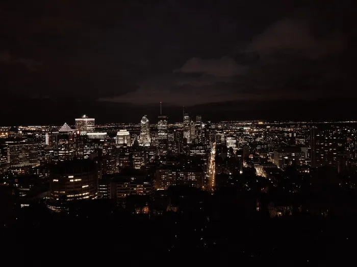 夜间城市天际线鸟瞰图