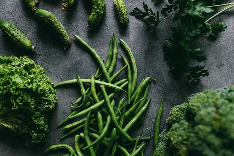 欧芹、黄瓜、青豆和其他绿色植物 欧芹、黄瓜、青豆和其他绿色植物