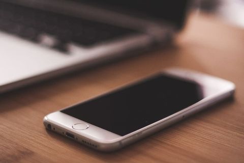 iPhone白色MacBook桌面