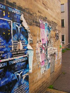 海报、墙壁、破烂、肮脏、无人、建筑、文字、建筑结构