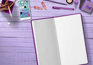 画画，书，此外，iphone，着色笔，日记，手机，化妆