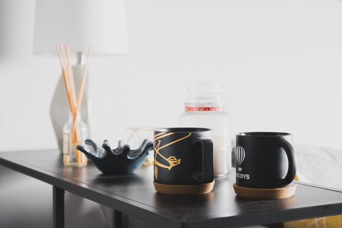 两个黑色陶瓷杯