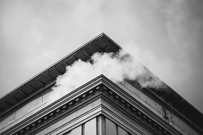 建筑、烟雾、天空、建筑、黑白、云天、低角度视图、建筑外部