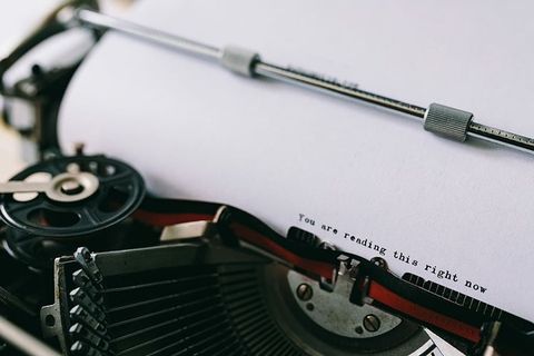 在旧打字机上输入引号的特写视图