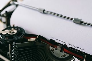 在旧打字机上输入引号的特写视图