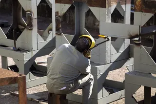 男人，坐着，砖，抱着，乙炔，金属片，白色，框架