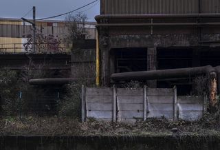 管道、墙壁、扶手、栏杆、建筑物、砖、武器、武器