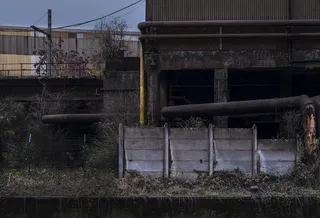 管道、墙壁、扶手、栏杆、建筑物、砖、武器、武器