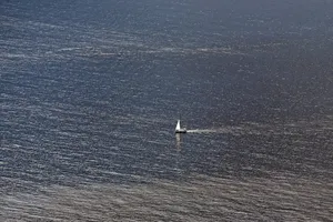 开放水域中的船