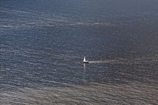 开放水域中的船