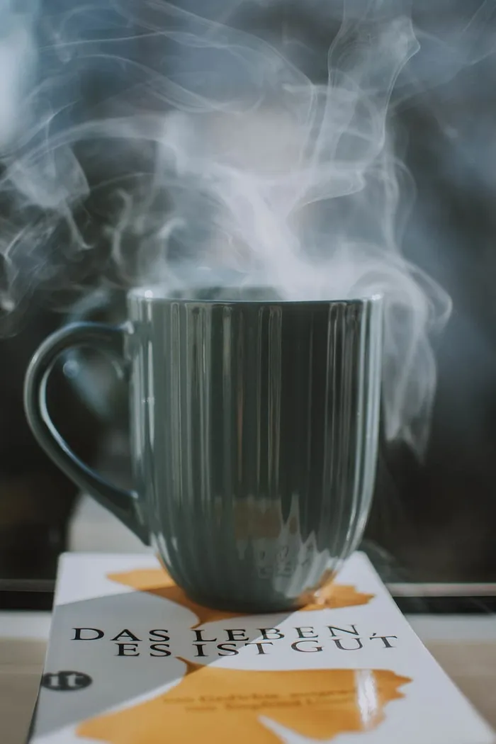 书顶上的灰色陶瓷杯