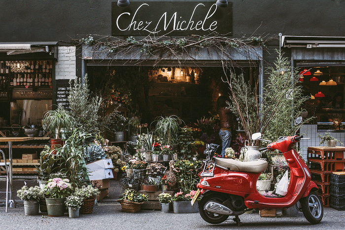 红色摩托车停在Chez Michele商店前面